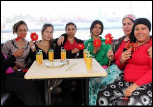 Zeytinköylü kadınlar 8 Mart'ı yat turunda kutladı