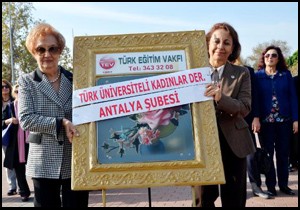 Üniversiteli kadınların kutlamasında sitem