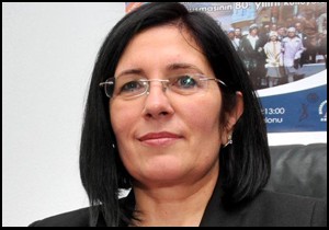 Kadınlar vitrinde süs malzemesi