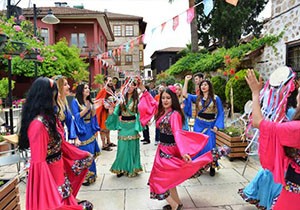 Kaleiçi'nin her köşesinde festival