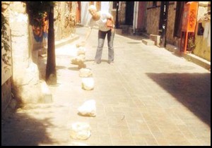 Kaleiçi'nde otoparka taşlı önlem