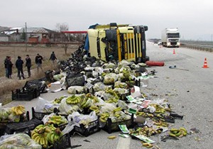 Kamyon devrildi: 2 yaralı