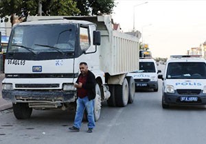 ANTALYA'da plakası ve trafiğe kaydı bulunmayan kamyonun sürücüsü, polisi peşine taktı.