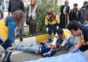 Yolun karşısına geçerken kamyonet çarptı