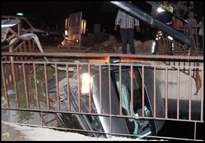Virajı alamayınca kanala uçtu: 2 yaralı