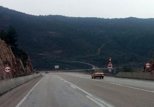 Aniden keskinleşen virajda kaza üzerine kaza