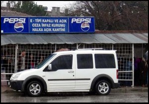 Cezaevi kantinini soydular