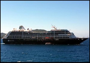Kaş'a denizden ilk turistler geldi