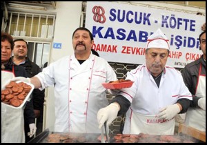 Kasaplar, protesto için sucuk ve köfte dağıttı