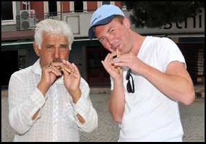 Sipsi ve kaval satarak geçiniyor