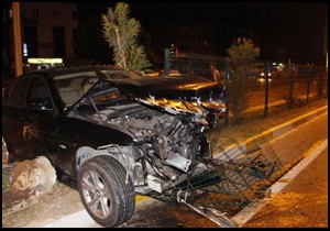 Alkollü sürücü hızını alamadı