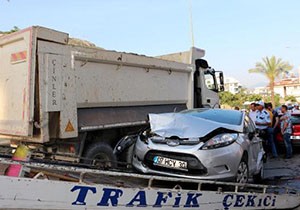 Alanya'da kamyonla otomobil çarpıştı