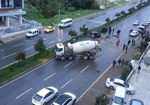Beton mikseriyle otomobil çarpıştı