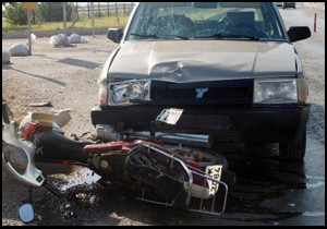 Otomobille motosiklet çarpıştı, 2 yaralı