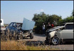 Otomobiller çarpıştı: 3 yaralı