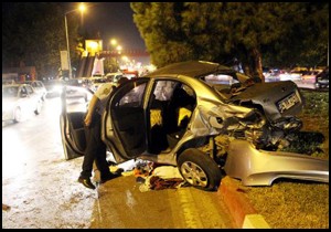 Trafik magandasının 'makas' kazası, 3 yaralı