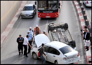 İki otomobile çarpıp takla attı