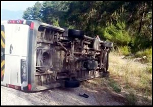 Büyükşehir Belediyesi'nin işçilerini taşıyan servis kaza yaptı