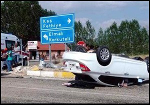Otomobiller çarpıştı: 3 yaralı