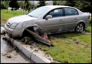 Refüje çıkan otomobilde 2 yaralı