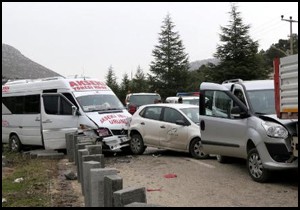 Akseki'de 4 araç birbirine girdi