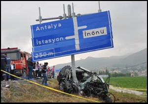 Cip trafik yön direğine çarptı: 4 ölü, 1 yaralı