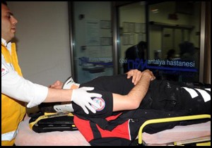 'Dur' ihtarina uymayan motosikletli polise çarptı