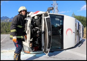 Kemer'de ambulansla otomobil çarpıştı: 2 yaralı