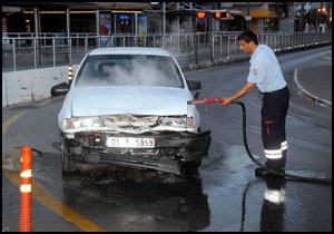 Kazaya karıştığı otomobili bırakıp kaçtı