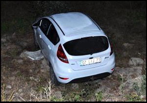 Otomobiliyle uçurumdan düştü