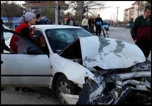 İki araç kafa kafaya çarpıştı: 7 yaralı