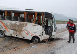 Kız futbol takımını taşıyan otobüs devrildi