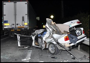 Otomobil TIR’a arkadan çarptı: 1 ölü, 2 yaralı