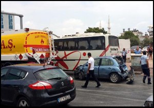 Minibüs, ışıkta bekleyen araçlara çarptı: 4 yaralı