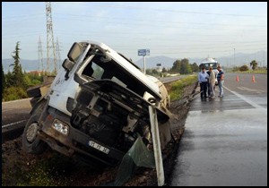 Çimento yüklü tır devrildi