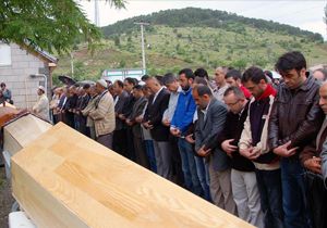 Trafik kazasında ölenler toprağa verildi