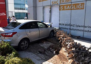 Kontrolden çıkan otomobil iş yerine girdi