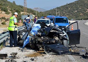Korkuteli'de otomobille kamyon çarpıştı: 1 ölü, 1 yaralı