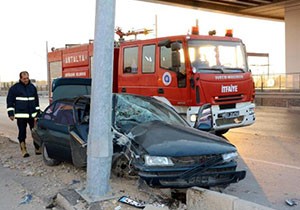 Otomobil direğe çarptı: 2 yaralı