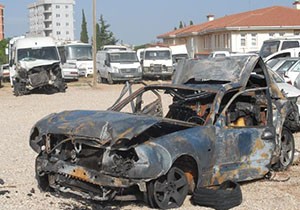 Polisin durdurduğu otomobile minibüs çarptı, çıkan yangında 2 kişi öldü