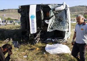 Antalya'dan Ankara'ya giden otobüs kaza yaptı; 2 ölü, 43 yaralı