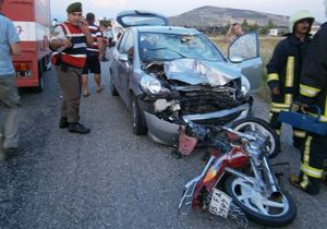 Otomobil motosiklete çarptı: 2 ölü