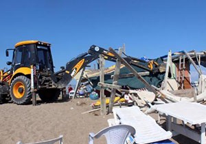 Manavgat ta sahildeki kaçak yapılar yıkıldı