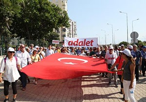 CHP adalet terazisi kefelerini adliye önünde birleştirdi