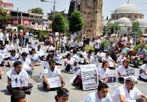 Kefen giyip Reyhanlı saldırısını ve hükümeti protesto ettiler