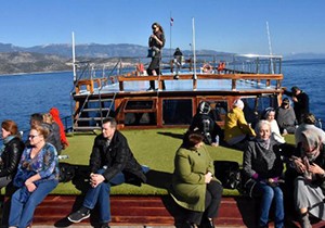Turistlerin kış ortasında Kekova keyfi