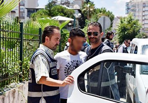 Ayaklarında elektronik kelepçeyle hırsızlık yaptılar