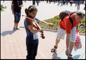 Küçük elleriyle büyük sanatını paraya çeviriyor