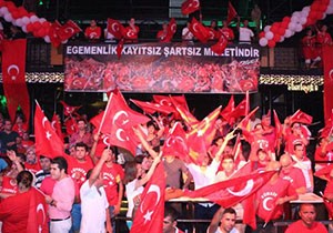 Kemer'de gece kulübünde demokrasi şenliği