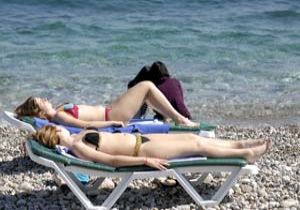 Kemer'de plajlar doldu